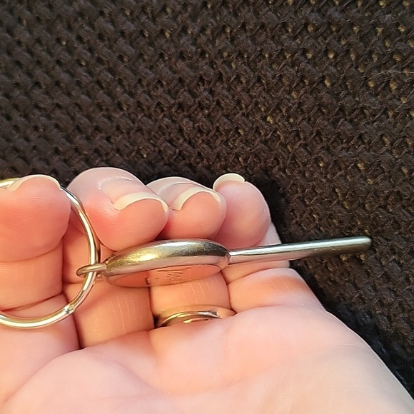 Fossil vintage key ring with metal key and orange enamel w/Fossil written on it - Picture 2 of 3